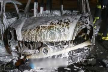 Cinco vehículos calcinados un incendio intencionado en un solar de El Ejido-Telde/TA.